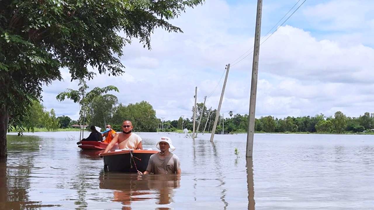 สุโขทัยน้ำทะลักเข้าเขตเมือง บางจุดสูง 2 เมตร รพ.สุโขทัยวางกระสอบกั้นแล้ว