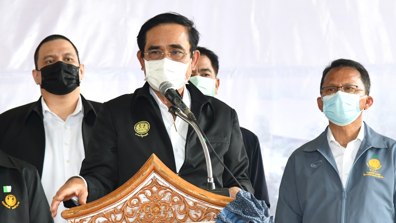 นายกฯ ขอช่วยกันคิดแก้น้ำท่วม บอก ช่วยกันสวดมนต์ อย่าให้พายุเข้าไทย