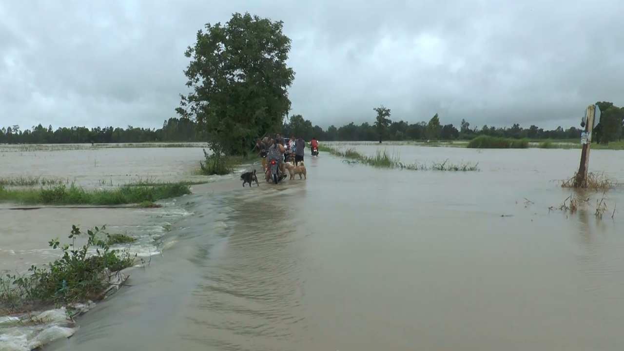 น้ำป่าทะลักทำน้ำท่วมหมู่บ้านที่สว่างอารมณ์และทัพทันกว่า 300 หลังคาเรือน