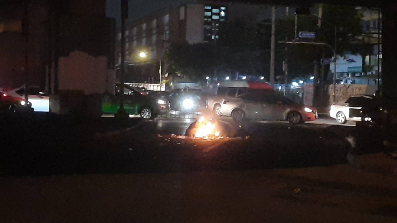 ผู้ชุมนุมกระจายตัวแยกดินแดง "ยิงพลุ-ปาประทัด-เผายาง" แต่ยังไร้รุนแรง