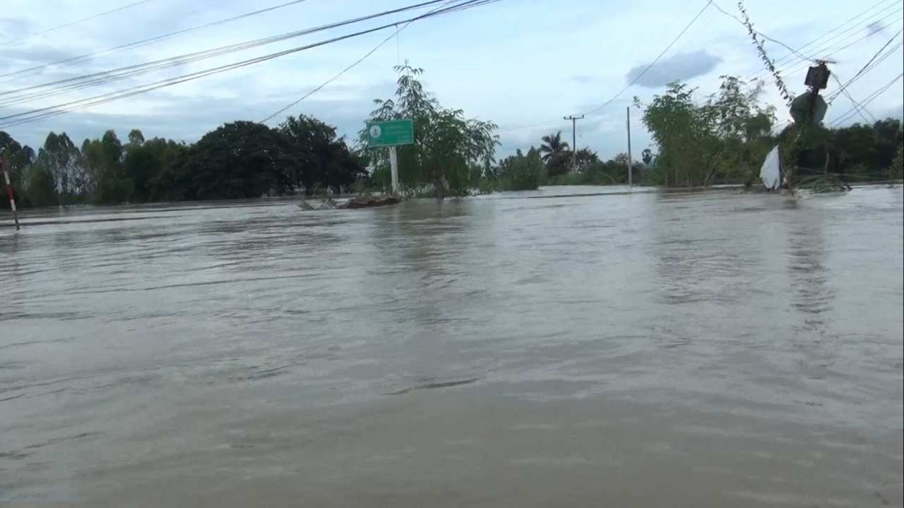 น้ำป่าแม่วงก์น้ำทะลักท่วมทัพทัน หลายหมู่บ้านที่ ต.โคกหม้อ น้ำสูง 1-2 ม.