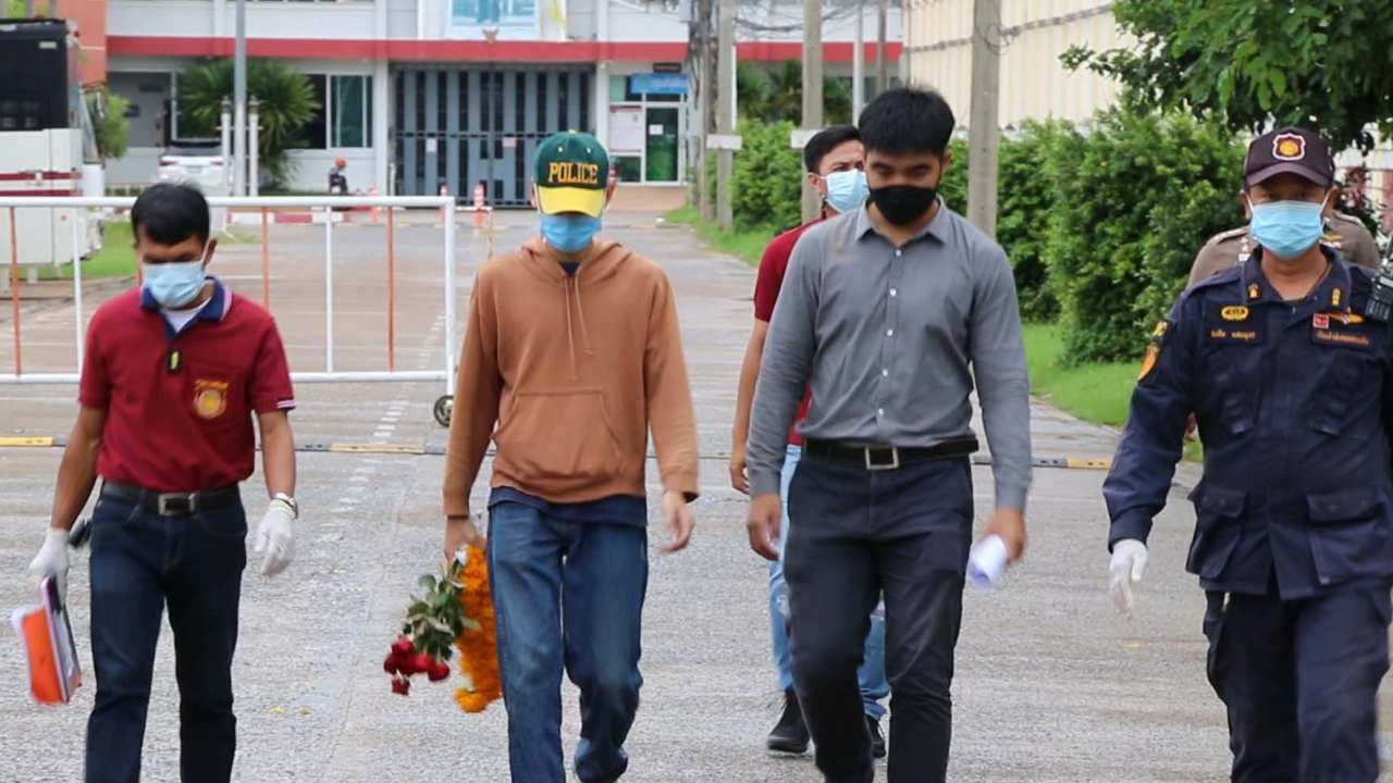 ผู้ต้องสงสัยคดีเผาภาพบรมฉายาลักษณ์ มอบตัว ตร.ขอนแก่น ศาลให้ประกันตัว