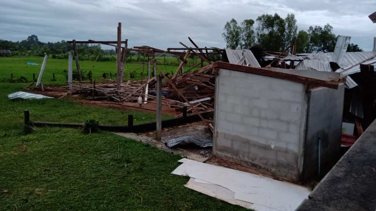 พายุเตี้ยนหมู่ทำลมฝนถล่มร้อยเอ็ด บ้านเรือนพังเสียหายนับ 100 หลังคาเรือน