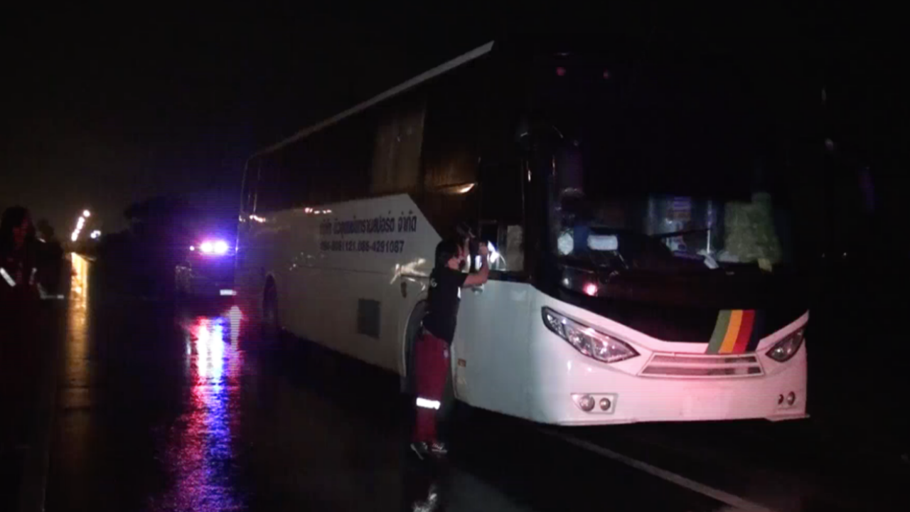 ล่าระทึก โจรลักรถบัส ขโมยรถตำรวจทางหลวง เปิดไซเรนหนีต่อ 