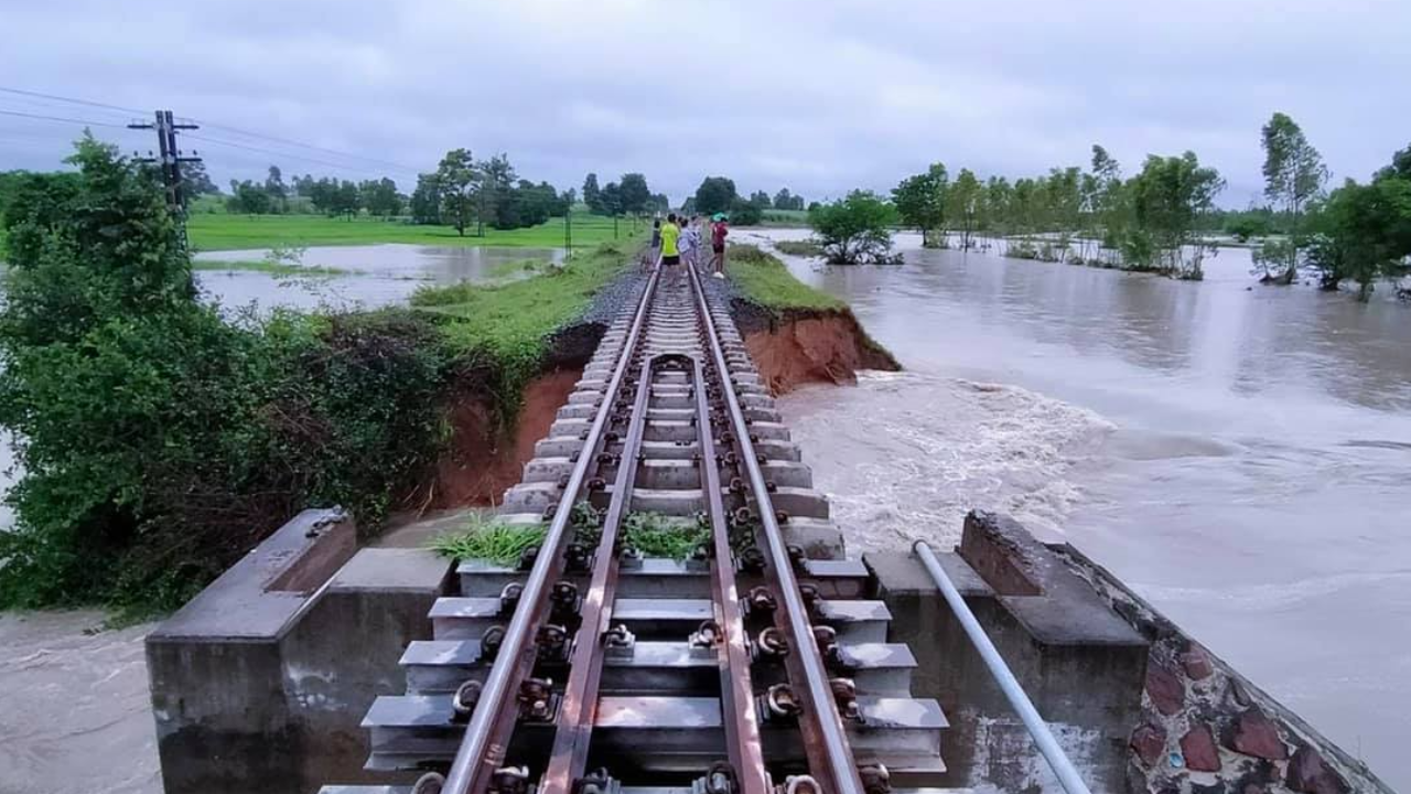 แจ้งปรับเส้นทางรถไฟสายหนองคาย และงดเดินขบวนรถท้องถิ่นชั่วคราว เหตุน้ำท่วม