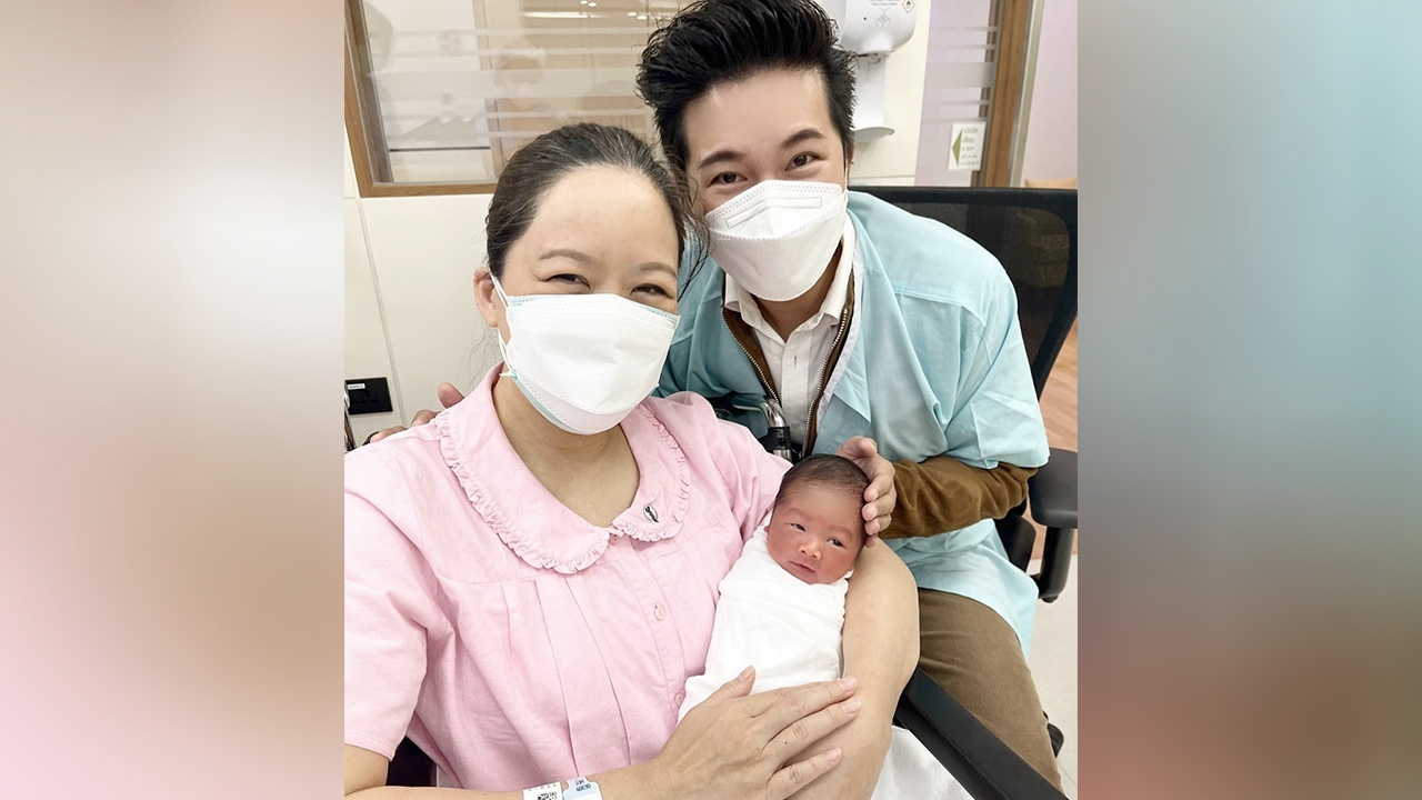 อั๋น ภูวนาท น้ำตาไหล จ๋าอุ้ม น้องพีทครั้งแรก หลังลูกต้องอยู่ตู้อบนาน (คลิป)