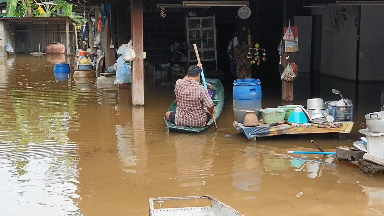 สั่งห้ามสินค้าขาดตลาด น้ำท่วม 14 จังหวัดเสียหายหมื่นล้านบาท
