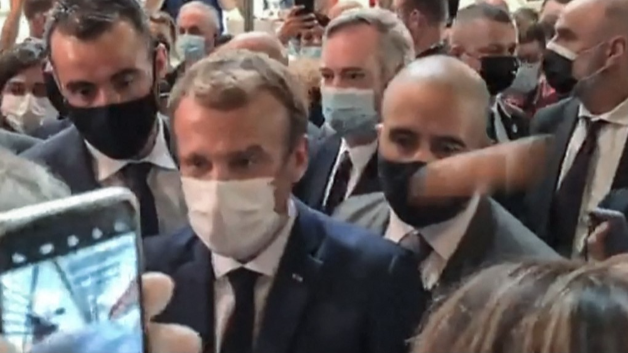 "มาครง" ปธน.ฝรั่งเศสโดนมือดีปาไข่ เคราะห์ดีไข่ไม่แตก (คลิป) 