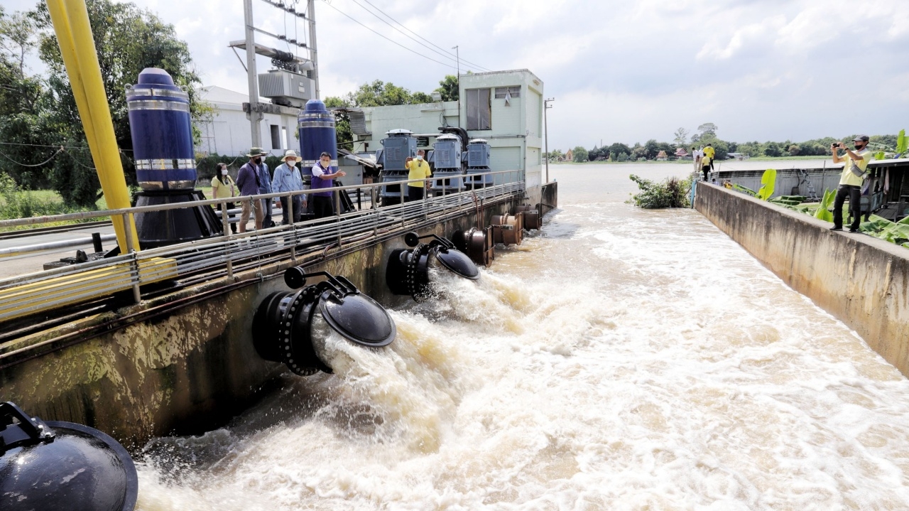 "บิ๊กแจ๊ส" เชื่อปทุมธานี น้ำไม่ท่วมเหมือนปี 54 ขอกรุงเทพฯ เปิดประตูระบายน้ำ