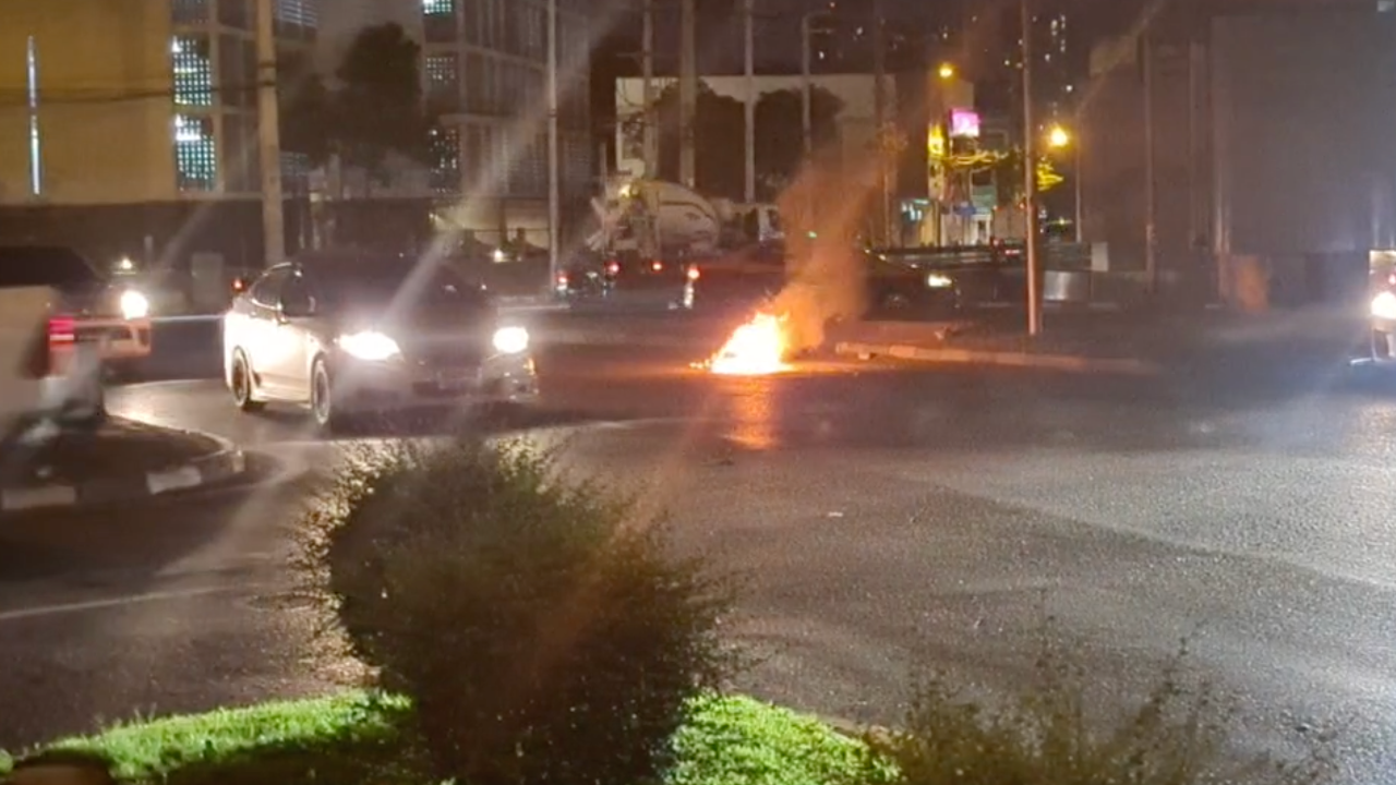 ผู้ชุมนุมรวมตัว จุดไฟเผายางรถยนต์ ใต้ด่วนดินแดง แต่เหตุการณ์ยังสงบ