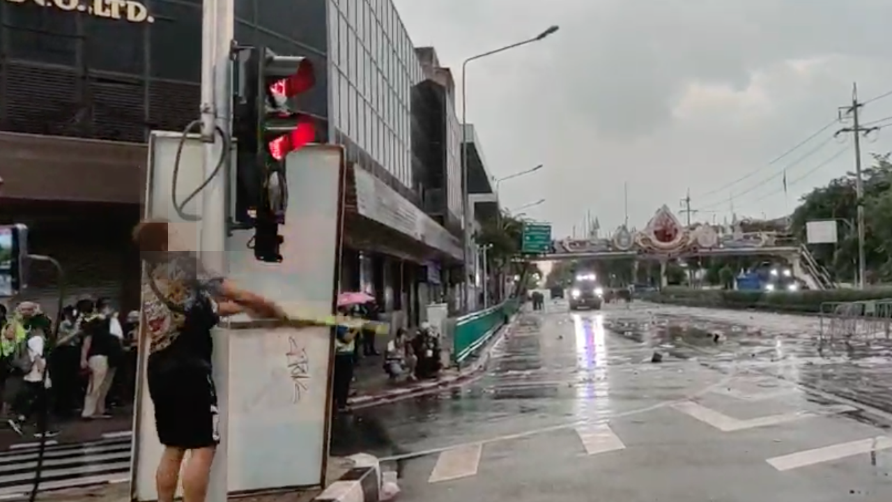 ฝนถล่ม ทำม็อบกับตร.ยุติประจันหน้าชั่วคราว ม็อบทุบสัญญาณไฟจราจร