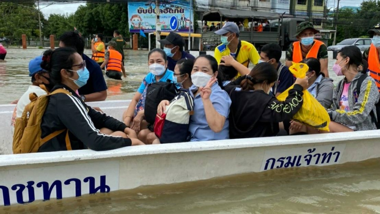 มวลน้ำทะลักต่อเนื่อง ท่วม รพ.สุโขทัย สูง 1 เมตร ยังเปิดให้บริการปกติ