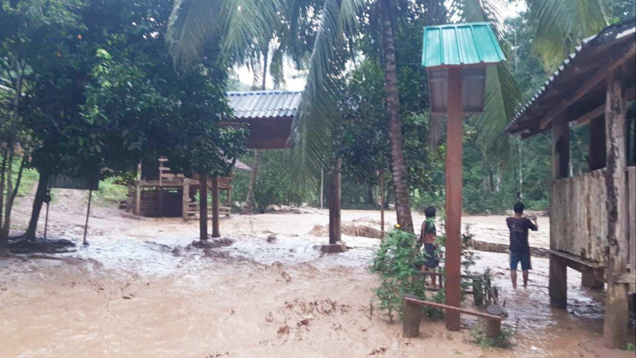 น้ำป่าแม่สะเรียงทะลัก บ้านจอซิเดอเหนือ เข้าช่วยไม่ได้เพราะปิดสกัดโควิด