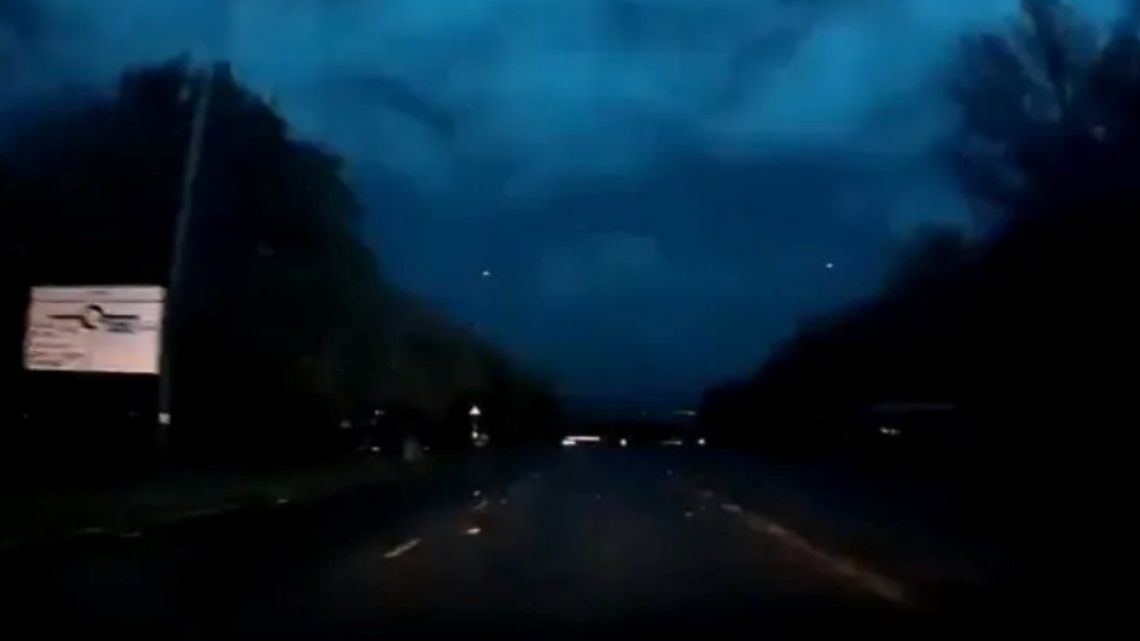 ตะลึง แสงปริศนาสีน้ำเงิน สว่างวาบเหนือท้องฟ้าเวลส์ ก่อนไฟฟ้าดับพรึ่บ