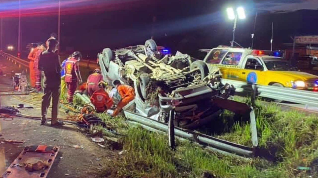  สาว 19 ขับรถตู้รับญาติมาเกี่ยวข้าว ชนเหล็กกั้นตกร่องกลาง ตาย 4 เจ็บ 8 