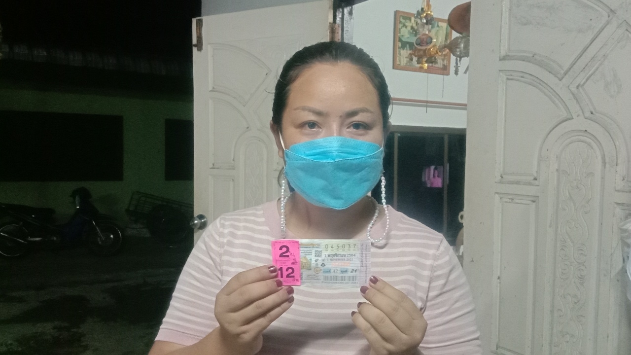 TikTok พารวย แม่ค้าข้าวมันไก่จุดธูป 16 ดอก อธิษฐานขอถูกหวย รับ 12 ล้าน