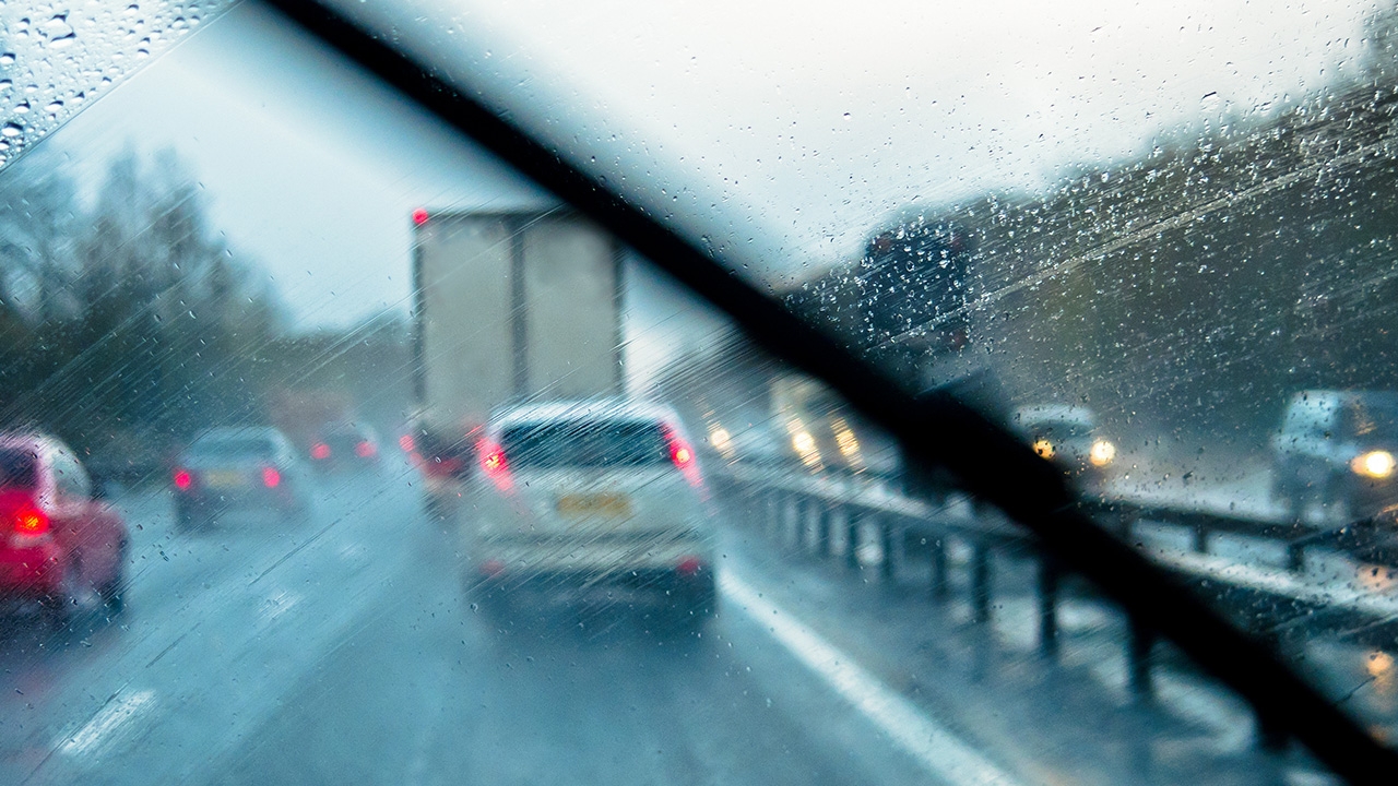 DIY น้ำยาเช็ดกระจก ราคาหลักสิบ สะอาดใสไล่น้ำเกาะ แทบลืมที่ปัดน้ำฝน