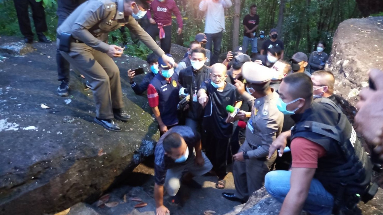 คุมตัว หลวงตาโหดฆ่าหลวงปู่ทำแผน ท่ามกลางฝูงชน พร้อมตั้งข้อหาหนัก