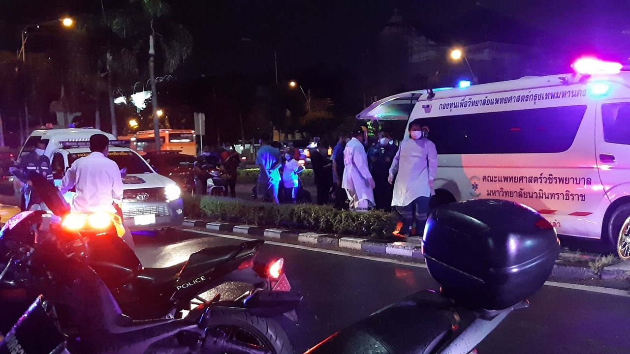 หนุ่มใหญ่รักขม นั่งเคลียร์สาวริมถนนไม่ลงตัว คว้าปืนยิงใส่เจ็บสาหัส