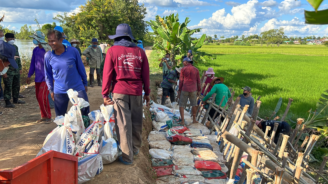 ชาวบ้านเร่งเสริมแนวพนังชี หลังมวลน้ำเซาะดินสไลด์ตัว หวั่นท่วม 3 หมู่บ้าน