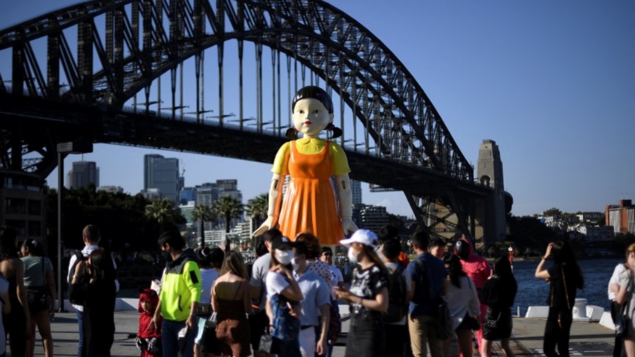 หุ่นเด็กผู้หญิงจาก Squid Game โผล่อ่าวซิดนีย์ฉลองฮาโลวีน