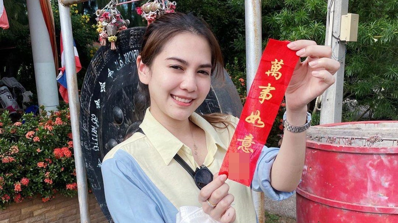 พั้นช์ วรกาญจน์ ทำบุญแก้บนหลังเพลงทะลุ 100 ล้านวิว แจกเลขเด็ดจากประทัด