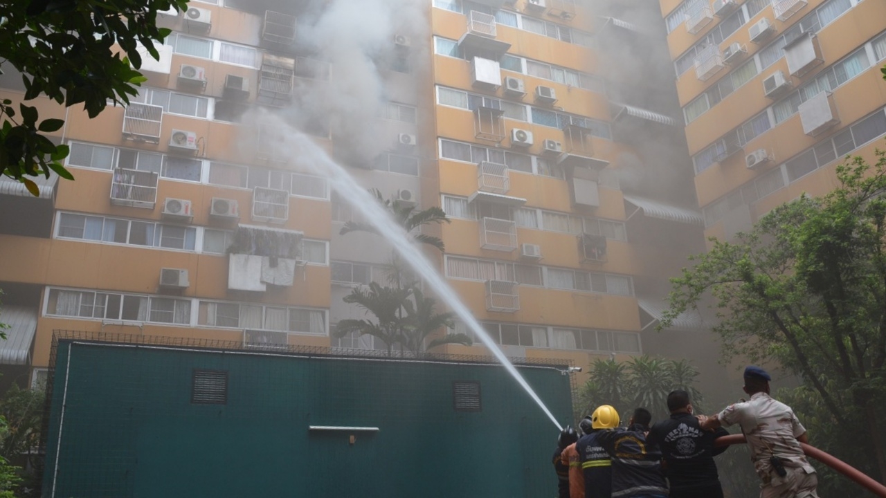 ดับแล้วไฟไหม้คอนโดเมืองทอง เจ็บ 2 ราย ห้องต้นเพลิงจุดธูปหิ้งพระทิ้งไว้