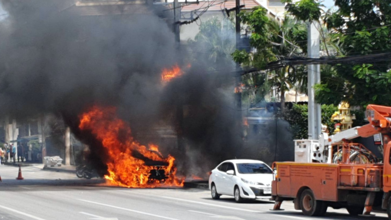 หม้อแปลงไฟฟ้าระเบิด ลูกไฟตกใส่ฟอร์จูนเนอร์ ไหม้วอดทั้งคัน