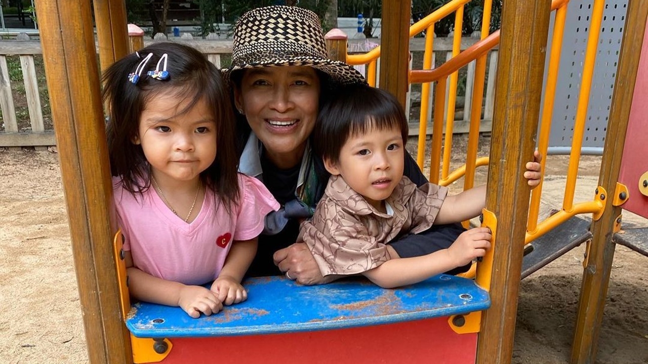 แม่เหน่ง อรศรี กลั้นใจตีหลาน มีก้า-มีญ่า หลังเตือนเท่าไหร่ก็ไม่จำ