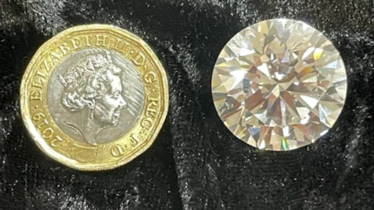 ตะลึง คุณยายอังกฤษ เจอเพชรเม็ดเป้ง กว่า 90 ล้าน เกือบจะโยนทิ้งถังขยะ