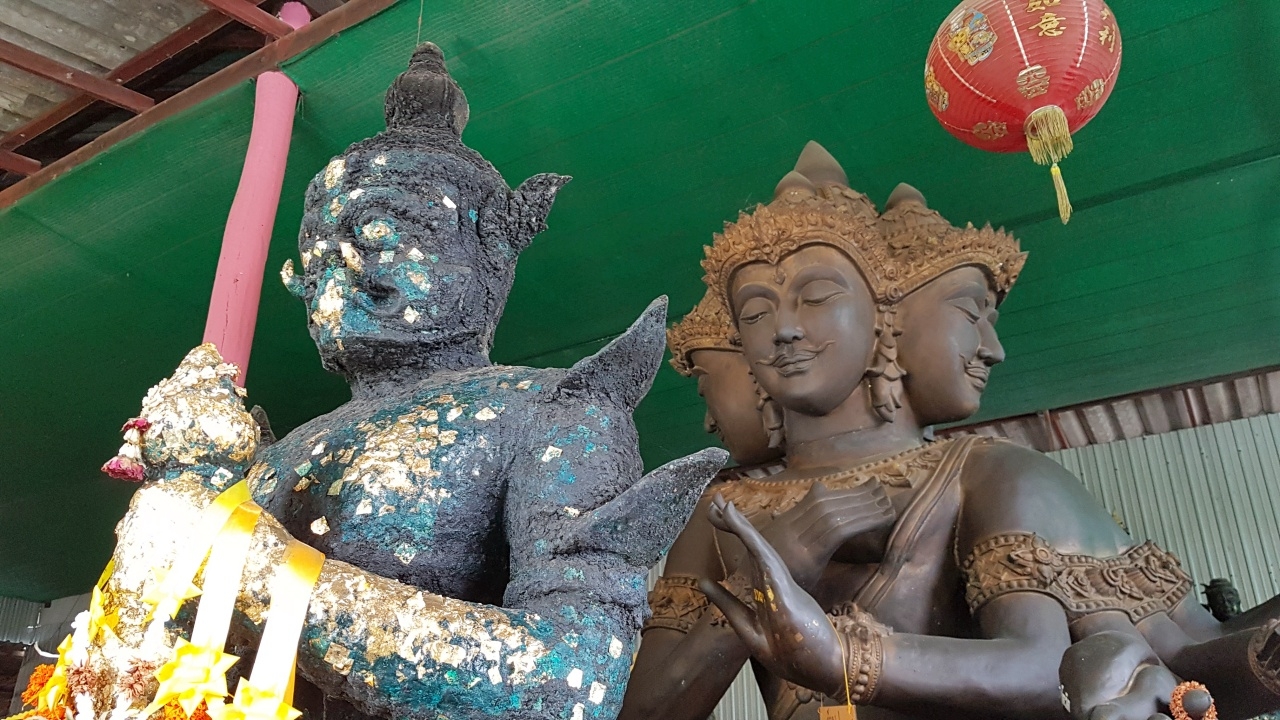 ชาวบ้านมาขอ "เลขเด็ด" องค์ท้าวมหาพรหม-ท้าวเวสสุวรรณ หวังได้โชคงวด 1/11/64