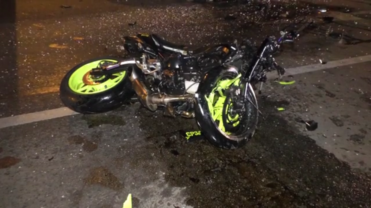 กระบะย้อนศรชนบิ๊กไบค์ ร่างไถล 50 เมตรแขนขาดดับสยอง