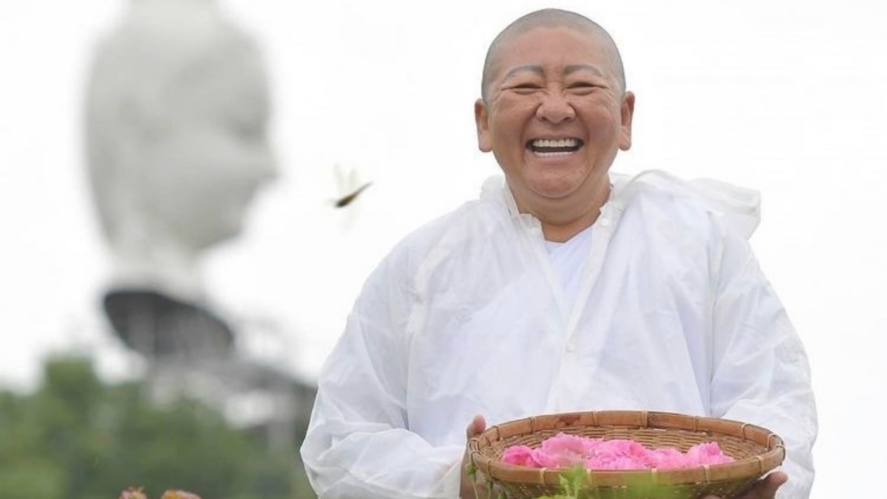 ปีใหม่ เผยภาพ ป๋าต๊อบ ปลงผมบวชชีครั้งที่ 2 ละทางโลกตั้งใจปฏิบัติธรรม