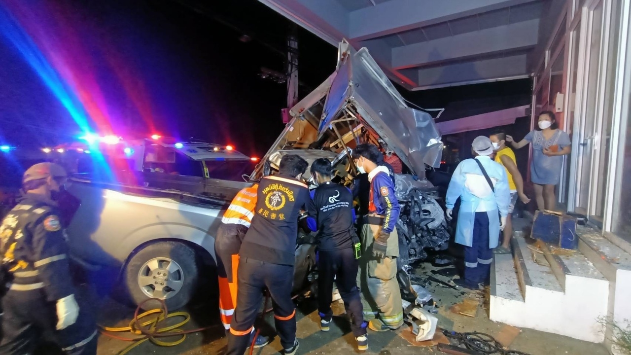 กระบะกองถ่ายหนัง ขับหลับในชนเสาไฟที่ลำลูกกา ติดคารถ 3 ราย