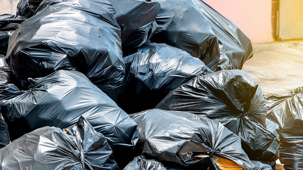 ชาวบ้านร้องเรียนกอองขยะกลางสี่แยกขอนแก่น ถนนรื่นจิตร ส่งกลิ่นเหม็นให้เร่งแก้ไข