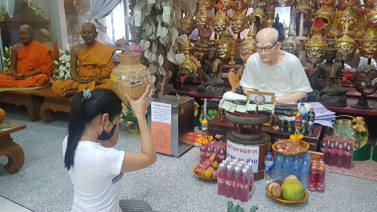 เจ้าของร้านกาแฟสด มาขอพรหุ่นปั้น "เซียนแปะโรงสี" หวัง "เลขเด็ด" ให้โชค