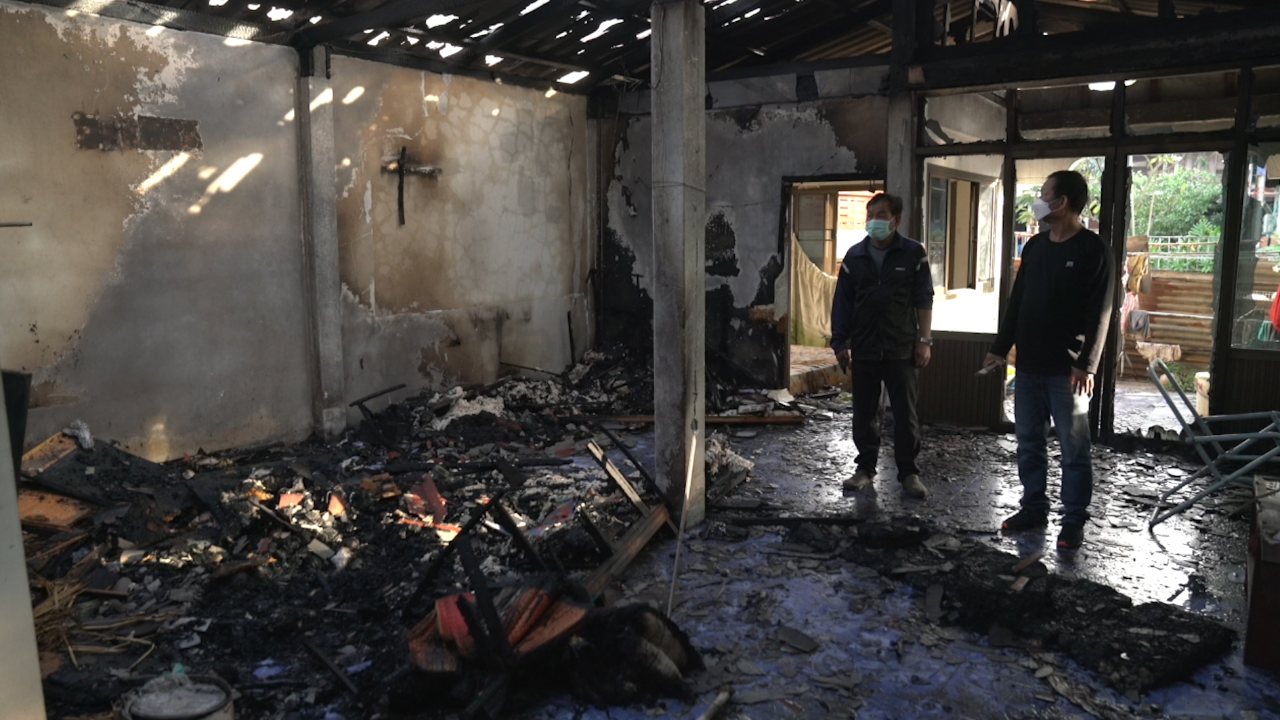 จับทรพีทาสยา หงุดหงิดด่าแม่-จะฟาดด้วยเก้าอี้ คลั่งจุดไฟเผาบ้านวอด