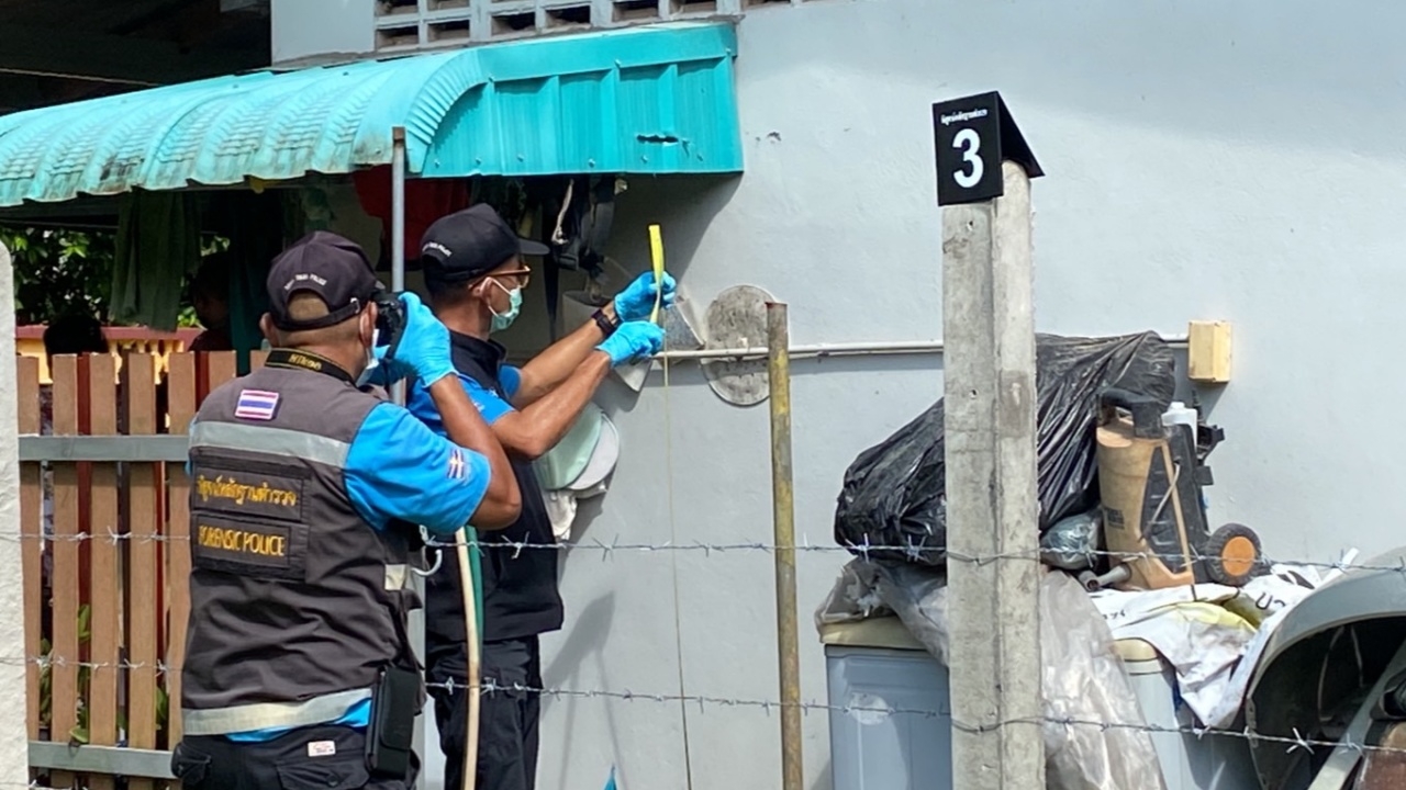 คนร้ายใช้เอ็ม16 บุกยิงถล่มบ้านสาวใหญ่พรุน ตร.ตั้ง 2 ปมขัดแย้ง