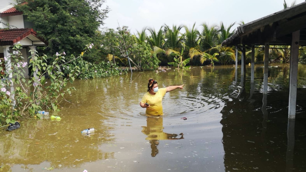 ท่าจีน เจอน้ำทะเลหนุนสูงสุด ล้นคันกั้นท่วมสวนผลไม้เสียหายหนัก 