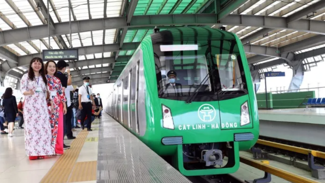 เวียดนามเปิดตัวรถไฟฟ้าสายแรก ค่าบัตรผ่านรายวัน 43 บาท ผลงานสร้างของจีน