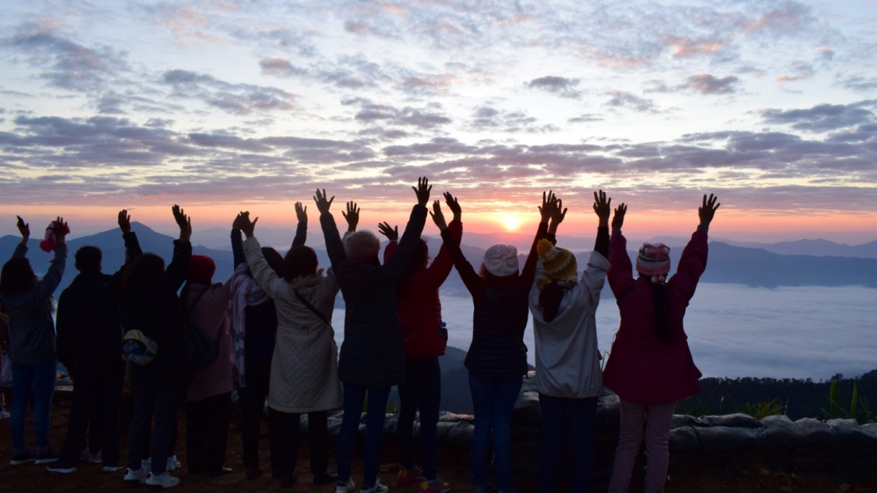 เชียงรายเที่ยวได้แล้ว คนแห่สัมผัสหนาวแรกที่ "ดอยผาตั้ง"