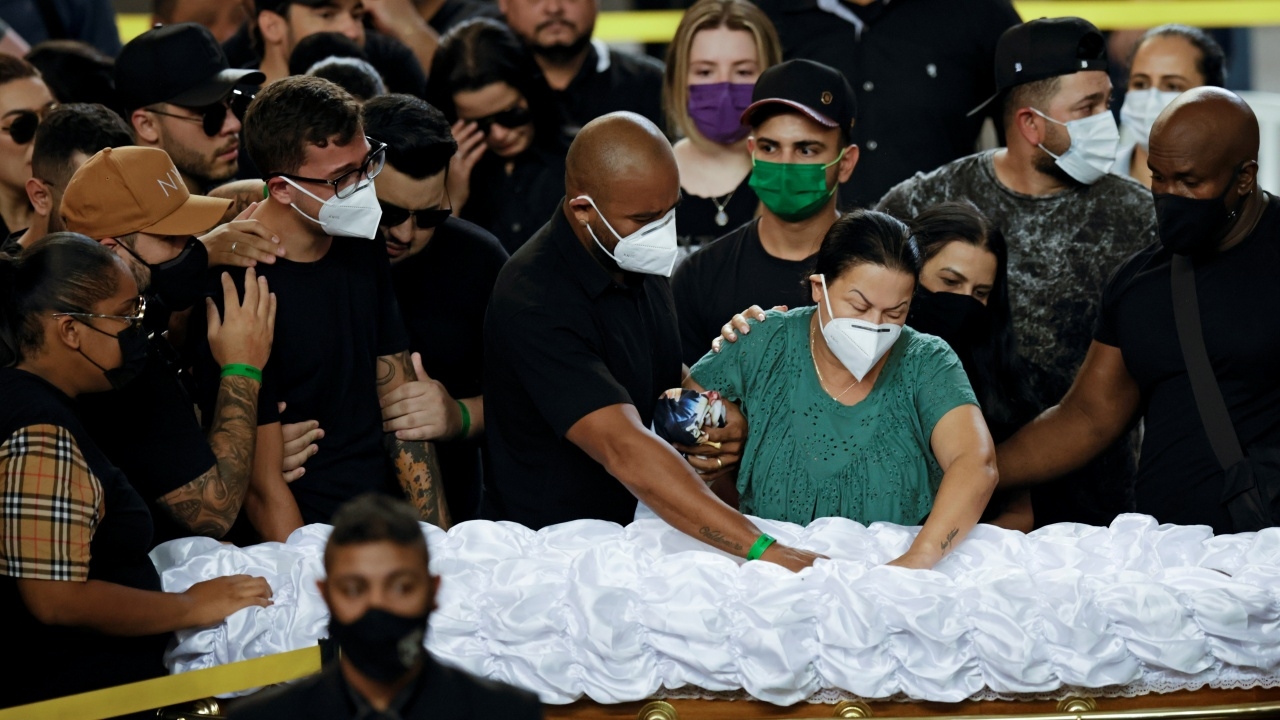 แม่สุดเศร้า ดูหน้าครั้งสุดท้าย นักร้องสาวคนดัง บินเล็กตกดับ บราซิลแห่อาลัย