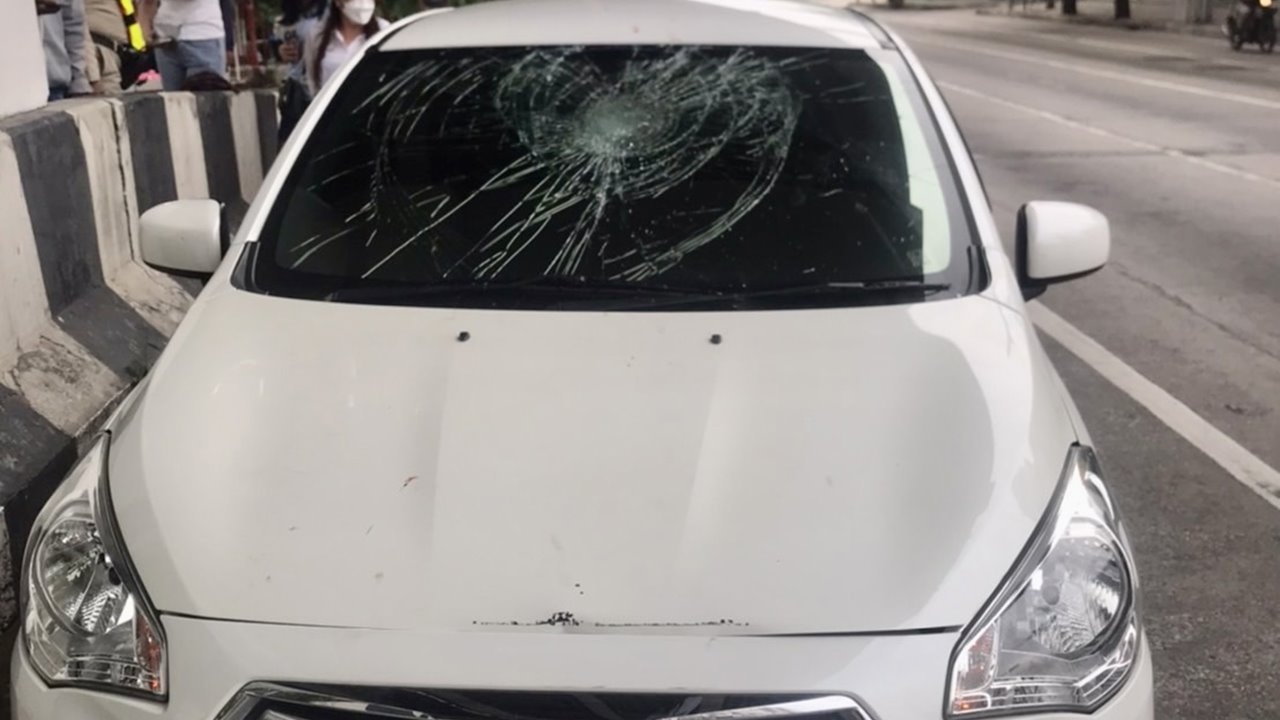 หนุ่มเมากาวคลั่ง กระโดดขึ้นรถเก๋งจอดติดไฟแดง กระทืบจนกระจกแตก (คลิป)