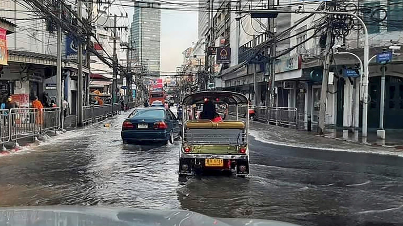 เจ้าพระยาล้นทะลัก “บางรัก” ท่วม! จากน้ำทะเลหนุน หลายจังหวัดใต้ก็โดน (คลิป)