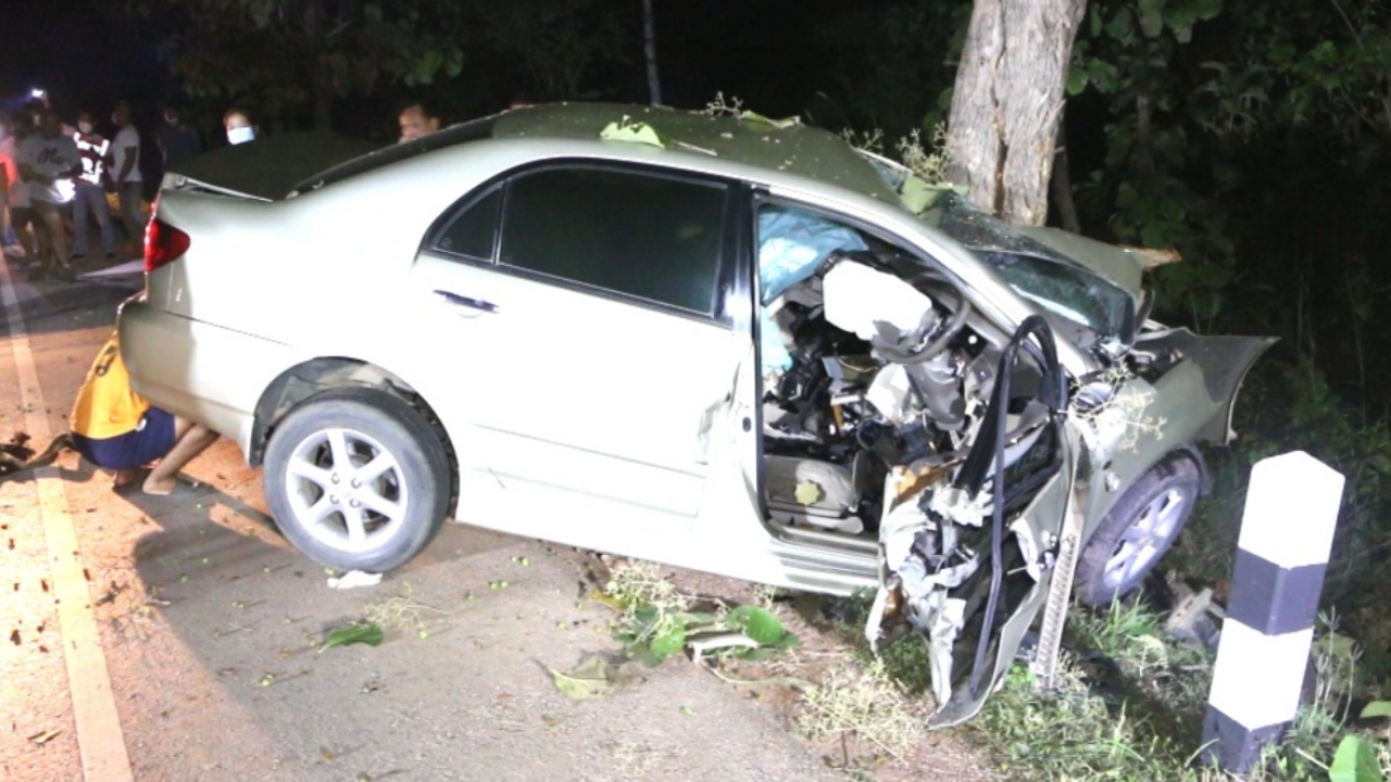 ลุง 62 ขับรถเก๋งกลับบ้านสุโขทัย ไปไม่ถึง ชนต้นสักข้างทางดับ