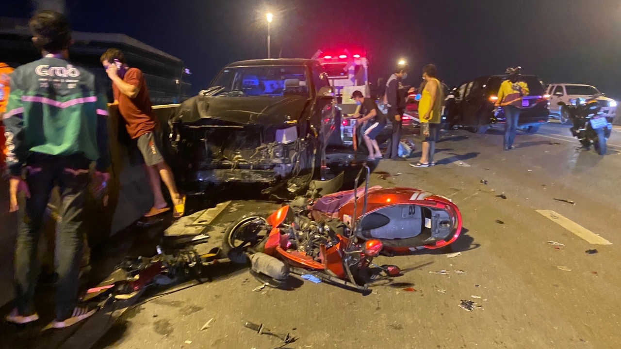 ปิกอัพเฉี่ยวจยย. หมุนไปชนจยย.อีกคัน คนขี่-คนซ้อน กระเด็นตกสะพานดับ