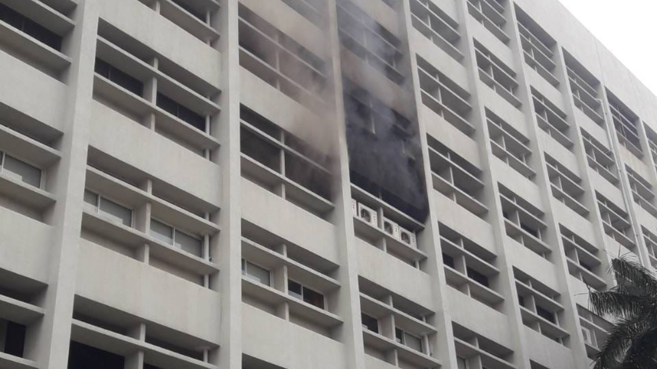 ด่วน เกิดเหตุเพลิงไหม้ภายใน "ศาลอุทธรณ์" ล่าสุดเจ้าหน้าที่คุมเพลิงได้แล้ว