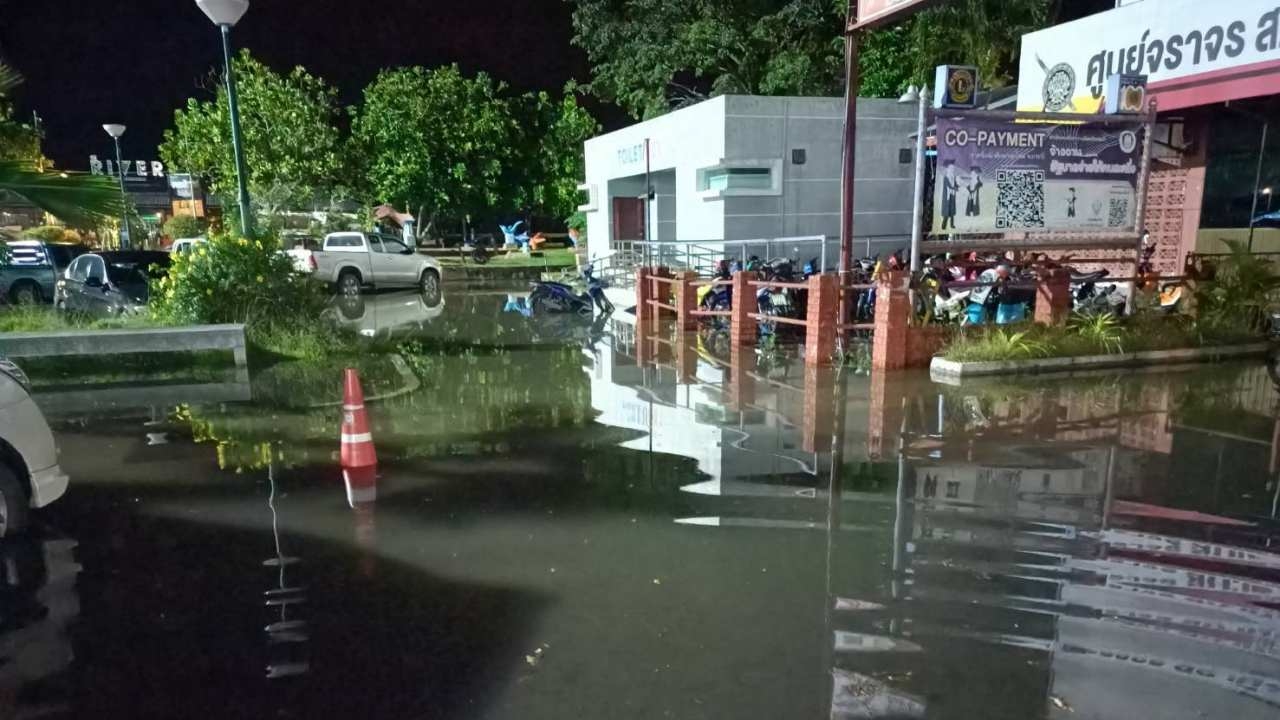 น้ำทะเลหนุนสูงกลางดึกท่วมถนนในเมืองกระบี่ ชาวบ้านเผยสูงสุดเท่าที่เคยเห็น