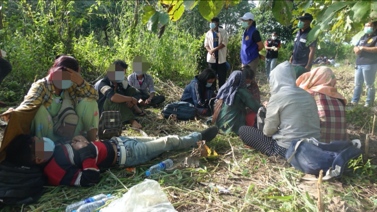 สลด แรงงานพม่ารถคว่ำ ตาย 3 สาหัส 4 แก๊งเถื่อนขนทิ้งกลางป่ายาง 