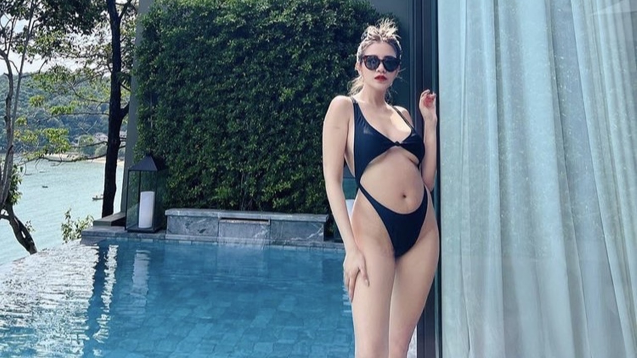 ธรรมดาโลกไม่จำ ใบเตย นุ่งบิกินีเว้าสูงปรี๊ดแซ่บจนปิดไม่มิด 